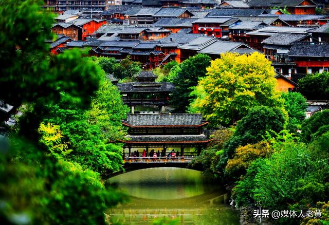 雷山西江苗寨初冬景色怡人吸引游客错峰出游