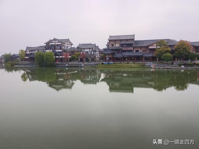 在“天仙配”传说的故事发生地孝感，建有一座“凤凰天仙城”