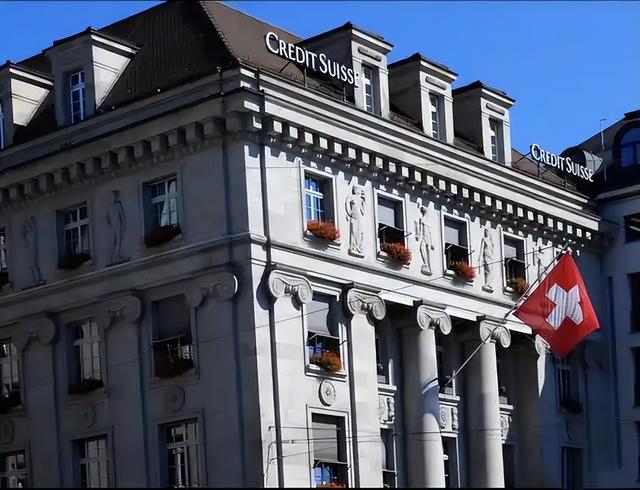 特朗普收下这份"黄金大礼"后：瑞士关税一夜降24%，背后真相惊人