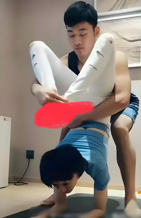王子文的私教真尴尬，可能只有未婚女生才敢请这样的男教练吧。