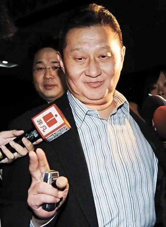 包养情人无数，娶初中同学女儿为妻，玩老婆闺蜜，嗜色如命的富豪