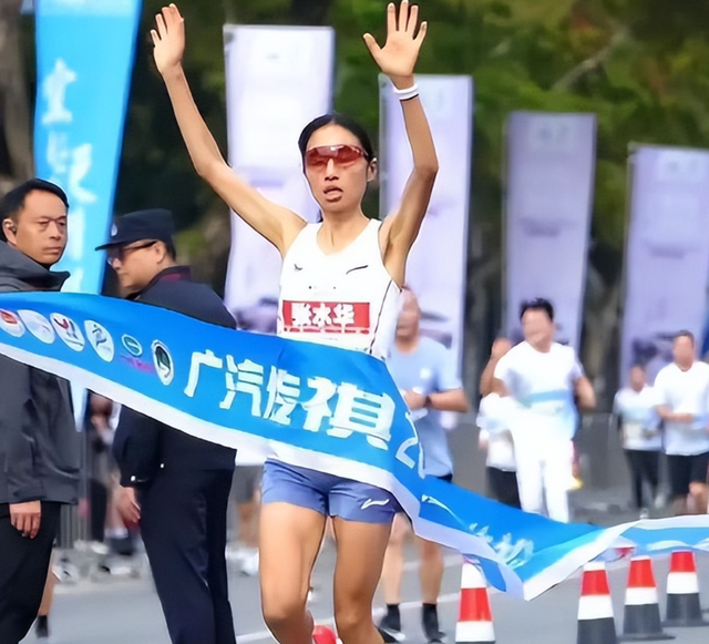 张水华辞职续：院方受牵连	，“最快女护士”标签被摘，不悔来时路