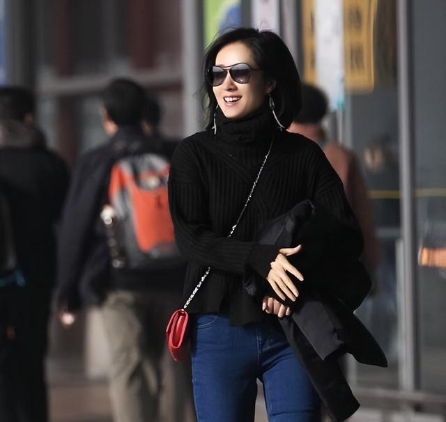 刘敏涛剪了波波头减龄20岁，穿毛衣+牛仔裤像超模，显瘦又时髦