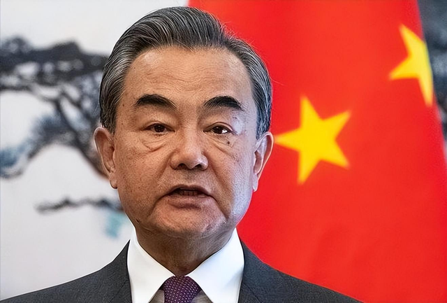 李在明拒绝出席中国阅兵，王毅挂断电话，送了韩国一句话