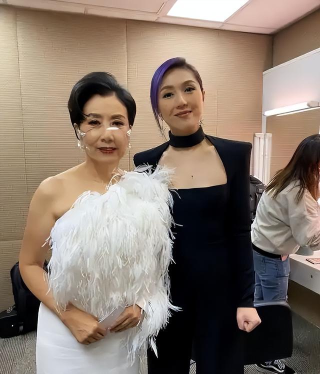 78岁连路都走不稳还开演唱会，全网骂声一片，她却扬言回馈粉丝