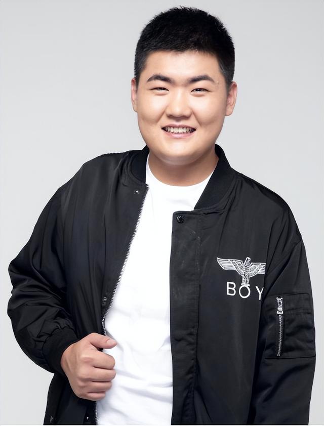 越扒越有，被人民网点名后	，闫学晶又被曝身份造假，成名史太精彩