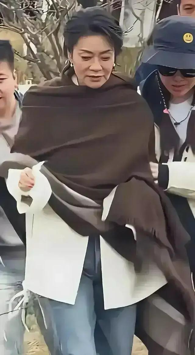 好久好久没见她,年轻时候多美,才六十多老成这样了 走路要搀扶了