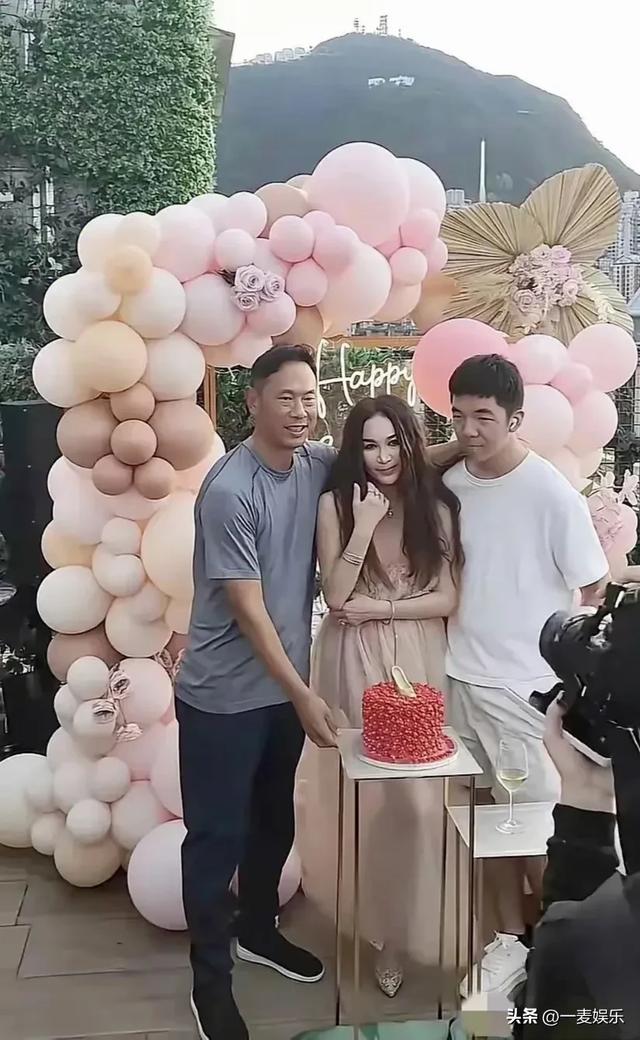 温碧霞生日露半胸，丈夫穿布鞋像农民，养子简直是翻版