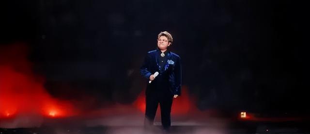 54岁韩红瘦40斤美到认不出	，穿夹克配马丁靴，时尚得像变了个人