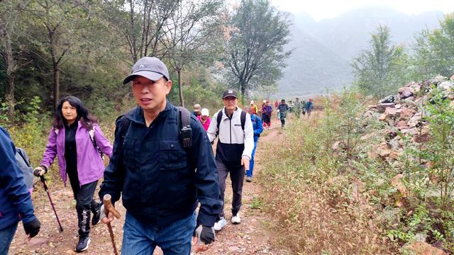 雾锁风挡山，红叶引客来