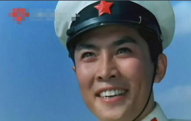 唐国强现场观看阅兵，观礼台上笑容满面，评论区恶心的一幕出现了