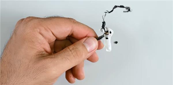 电子垃圾又添新丁，AirPods Pro 3拆开就回不去了