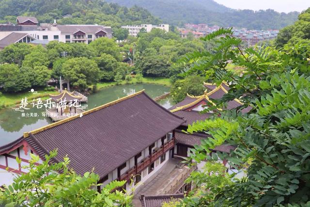 浙江宁波大青山下的宋式寺院，青山面水风光宜人，适合观景与休闲