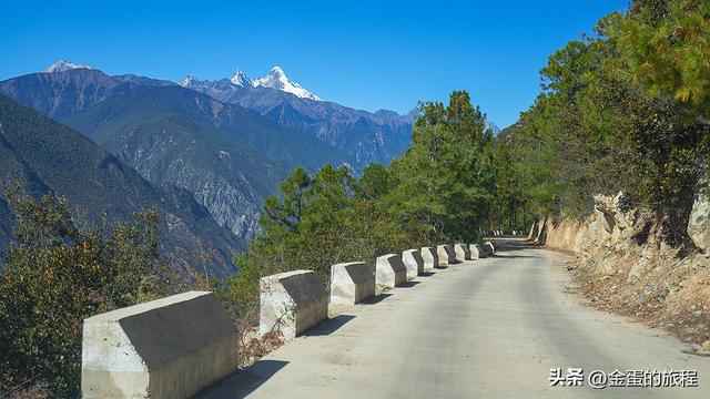 雪岭之下静土，在澜沧江峡谷之上，与梅里雪山对望的崩贡寺