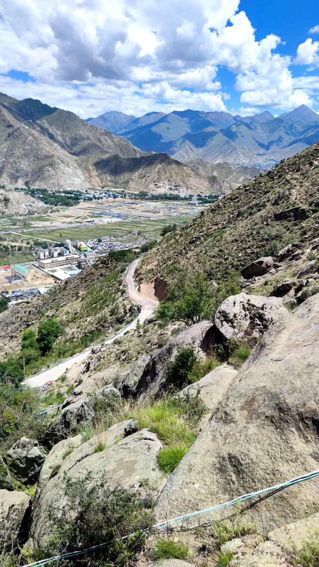 两登拉萨色拉寺后山，上升600米，山顶海拔4200米，经幡飘扬