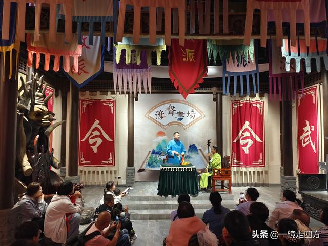 走进郑州中牟建业电影小镇，看各种特色表演，还能参与互动项目。
