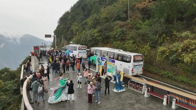 中外嘉宾齐聚巫山 沉浸式感受三峡魅力