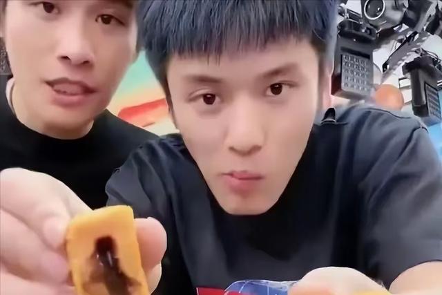 装疯卖傻，丑态百出，目不识丁，到底是谁捧红了这些跳梁小丑？