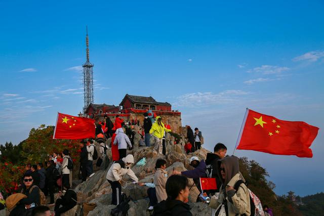 泰山之巅，最爱这抹中国红！