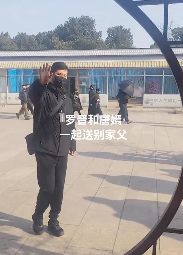 葬礼结束后，唐嫣放缓脚步等罗晋一起就餐，胳膊上还戴着孝