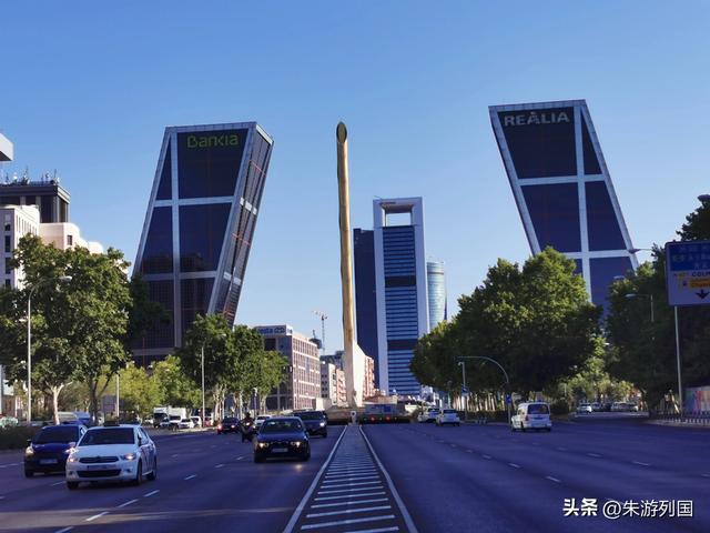 西班牙自驾见闻，倾斜的欧洲门与孤独的中国女孩