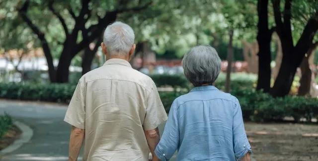 两性关系：60岁女人的大实话，男人过了65岁，只剩下一个“用处”