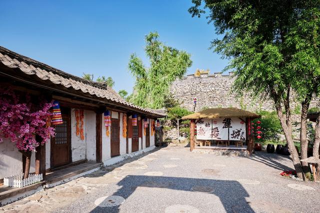 吉林白山千年崖城风景区，建筑充满朝鲜民俗风，让人一秒穿越千年