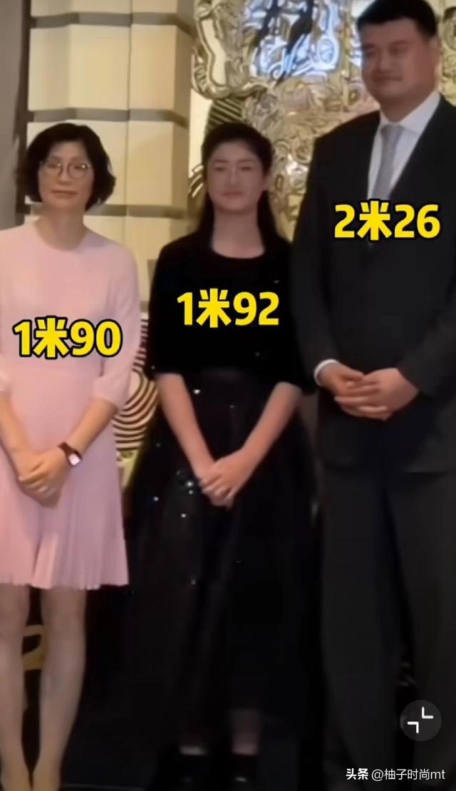 姚明16岁女儿打扮好成熟！随父母大高个，身高超1米9