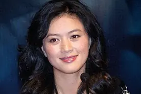 苦追陆毅多年被弃？嫁豪门16年，爹瘫妈死夫去世，如今她怎么样了图片