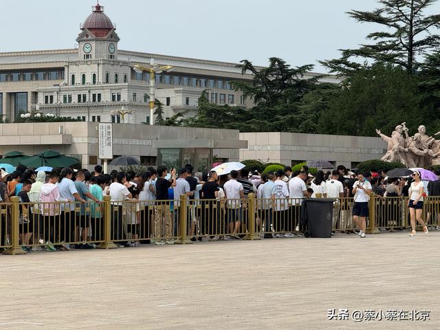 2025年10月4日，国庆节毛主席纪念堂发生的真实场景，排队几百米