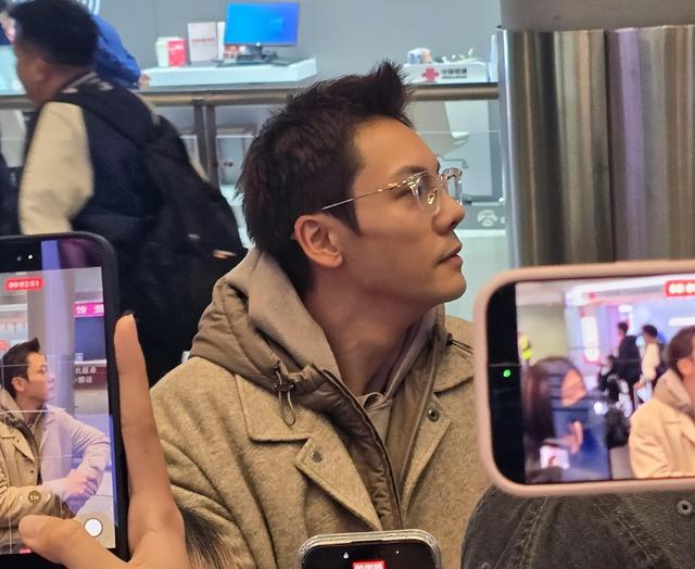 陈伟霆妈妈飞北京看孙子！婆媳第一次见面，何穗大胆拍辣照迎接！