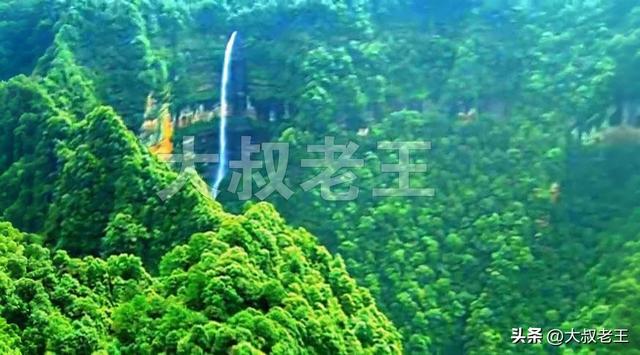 贵州赤水金沙甘沟天星桥，多处瀑布奔流在3公里长的万丈丹霞绝壁