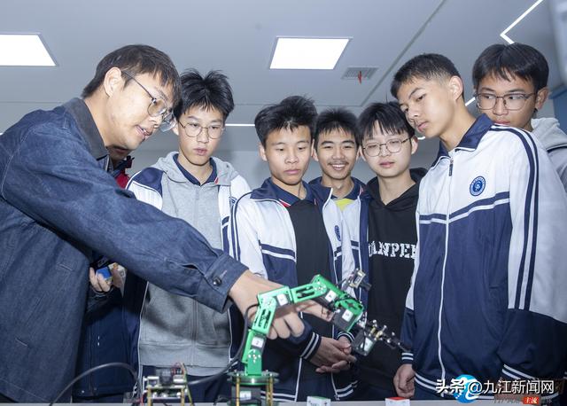 科技研学之旅 点燃青少年科学梦