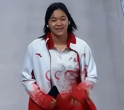 全红婵冲击第二金!没想到被陈芋汐超越,谁注意到场边陈若琳表情