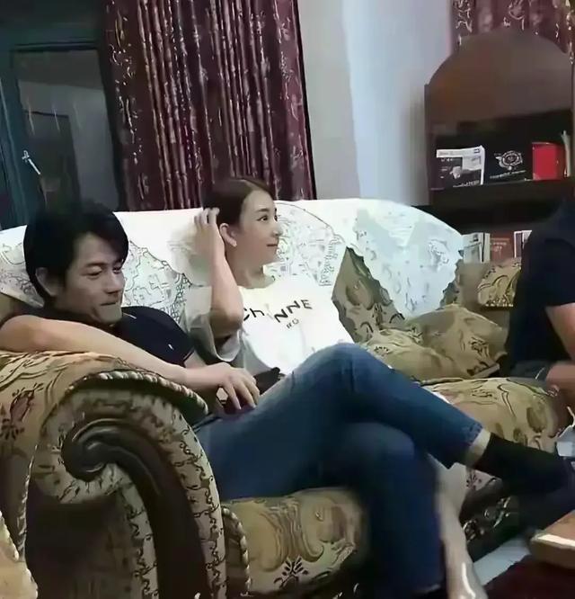59岁郭富城到丈母娘家 夫妻俩肢体接触 可以看得出来是生理性的喜欢