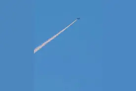 歼-36试飞空中放油，标志研制进展神速，美六代机望尘莫及图片