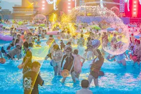 重庆水上乐园夏日人气旺 创新活动引领清凉度假新风尚图片