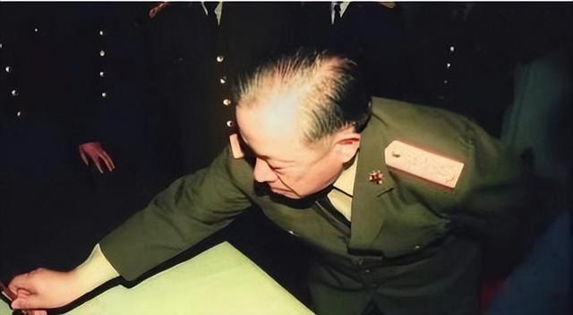 迟浩田将军的夫人有多美？1956年结婚照，妻子容貌出众，善良温顺