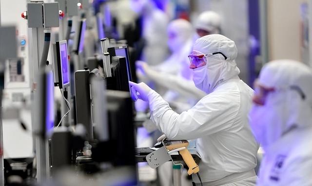 ASML的“末日狂欢”：EUV光刻机，难有下一代，未来没了