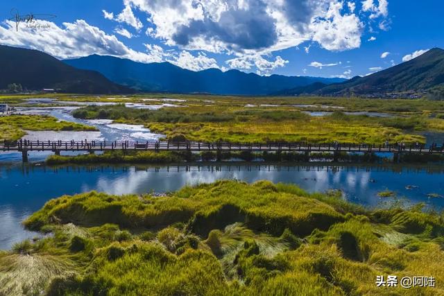 到泸沽湖“走婚”,这条300米的水上长桥肯定是要上去一趟的