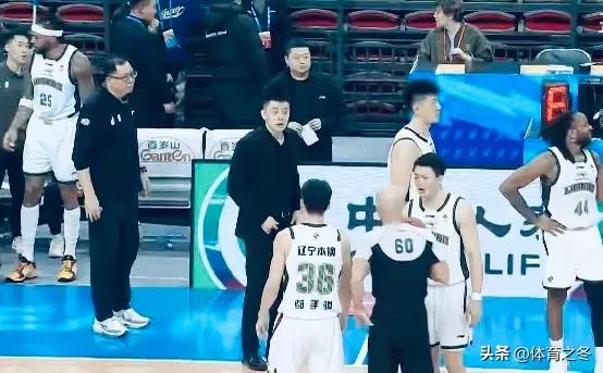 离谱!杨鸣怒喷裁判遭赶出场,威尔斯跟风领T,辽宁拱手送三连胜