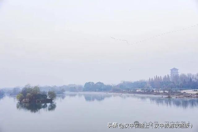 汉中汉江湿地晨景绝了！薄雾锁江，鸟戏江波，宛如仙境！