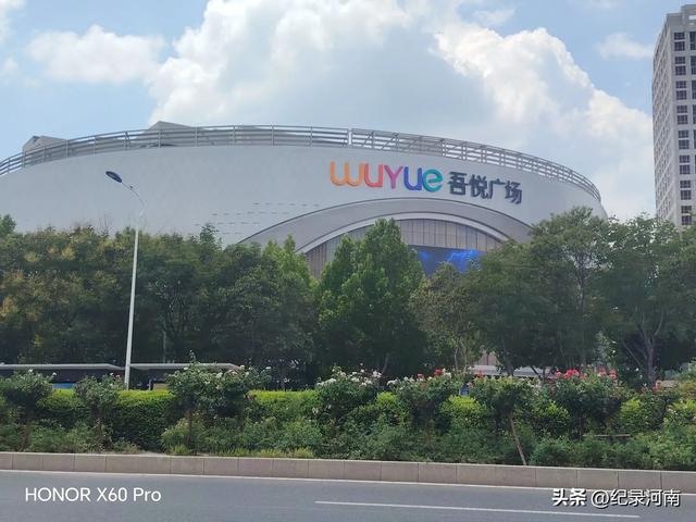 信华建国酒店和新城吾悦广场，如同商丘市中心城区的两颗璀璨明星