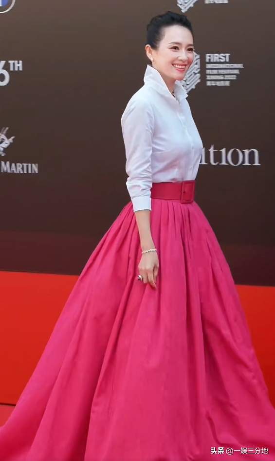 这和“真空”有啥区别，章子怡大胆穿衣，却没赢过保守的蒋勤勤