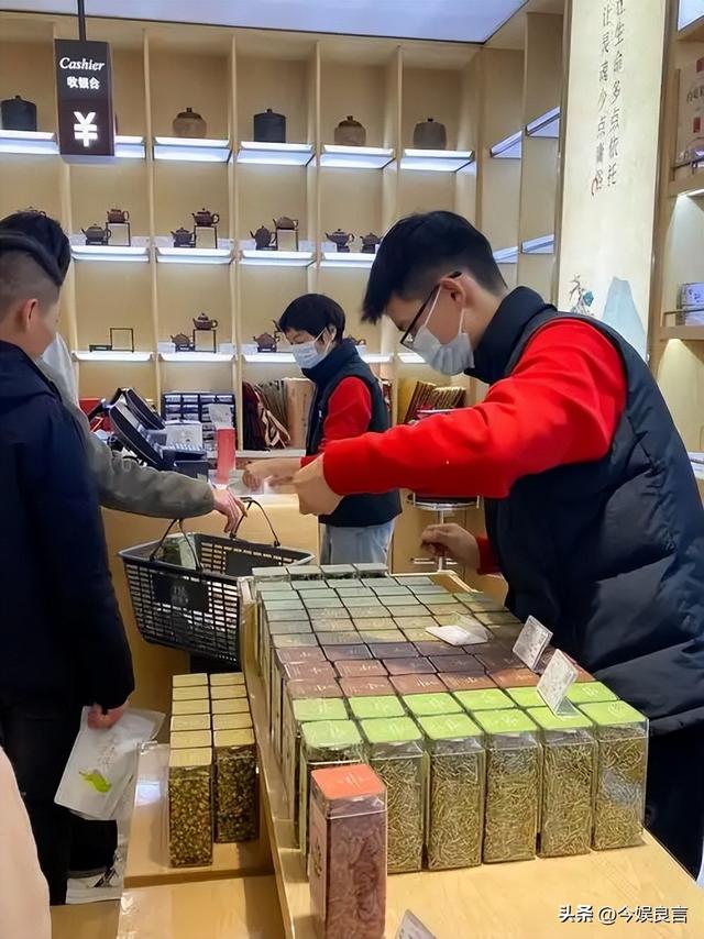 大量日本游客涌入北京，打着旅游幌子不去旅游不吃美食，为啥来？