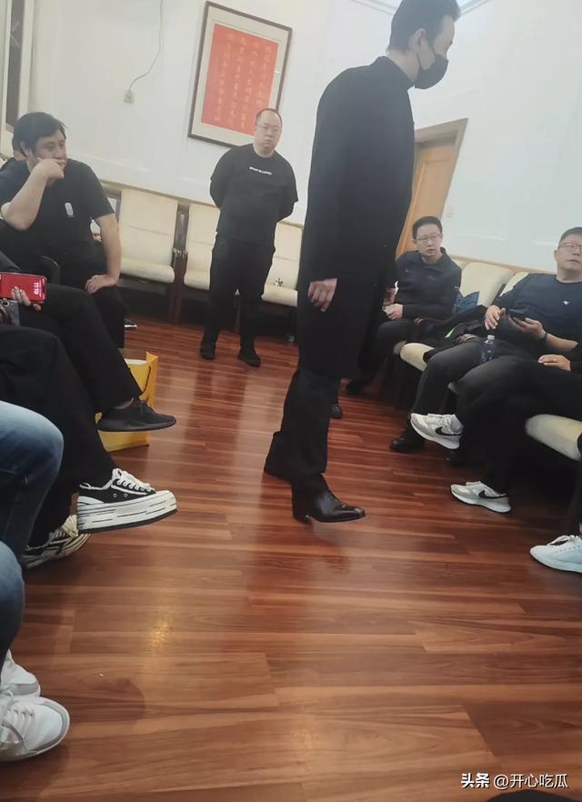 唐嫣现身葬礼！一直挽着罗晋的胳膊，夫妻俩穿黑衣，神情痛苦悲伤