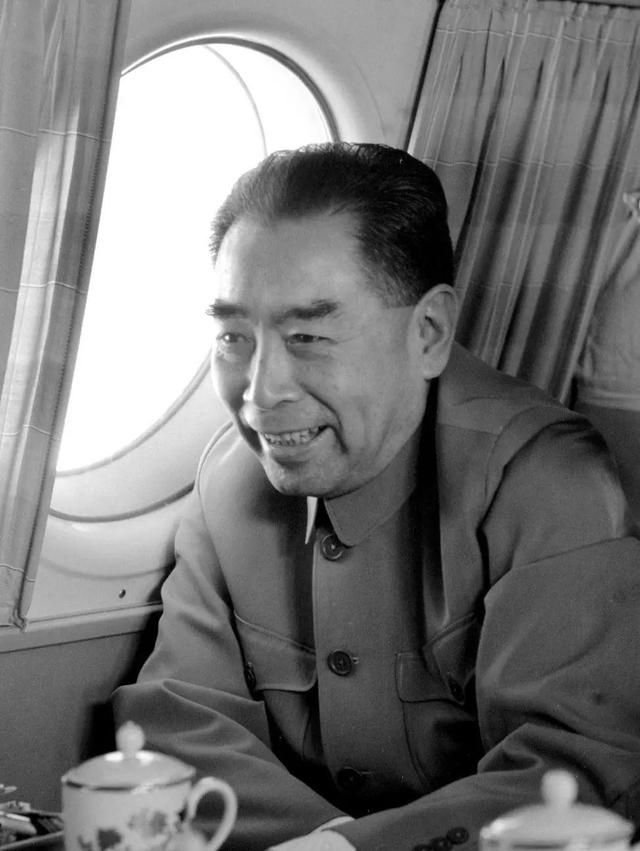 毛主席追悼会上，长女李敏罕见发火质问：我哥哥毛岸成人呢？