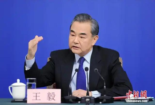 “外交男神”王毅年轻旧照，与妻子罕见同框，岳父曾是周总理秘书