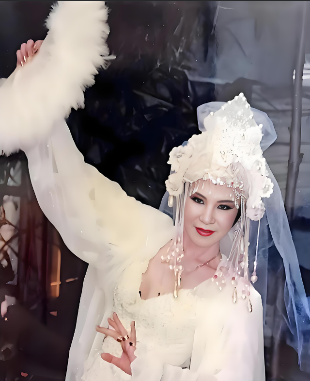 富婆女星花3000万“泡”2个鲜肉男星，被狂骂到退圈！