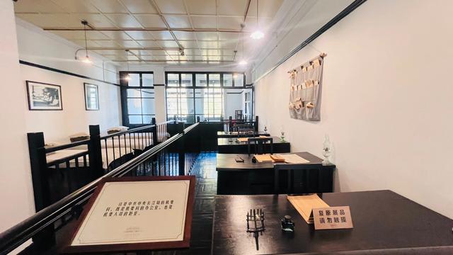 参观八路军、新四军驻武汉办事处旧址。